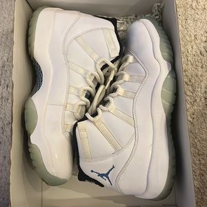 Preowned Jordan 11 Columbia 2014 release size 9.5